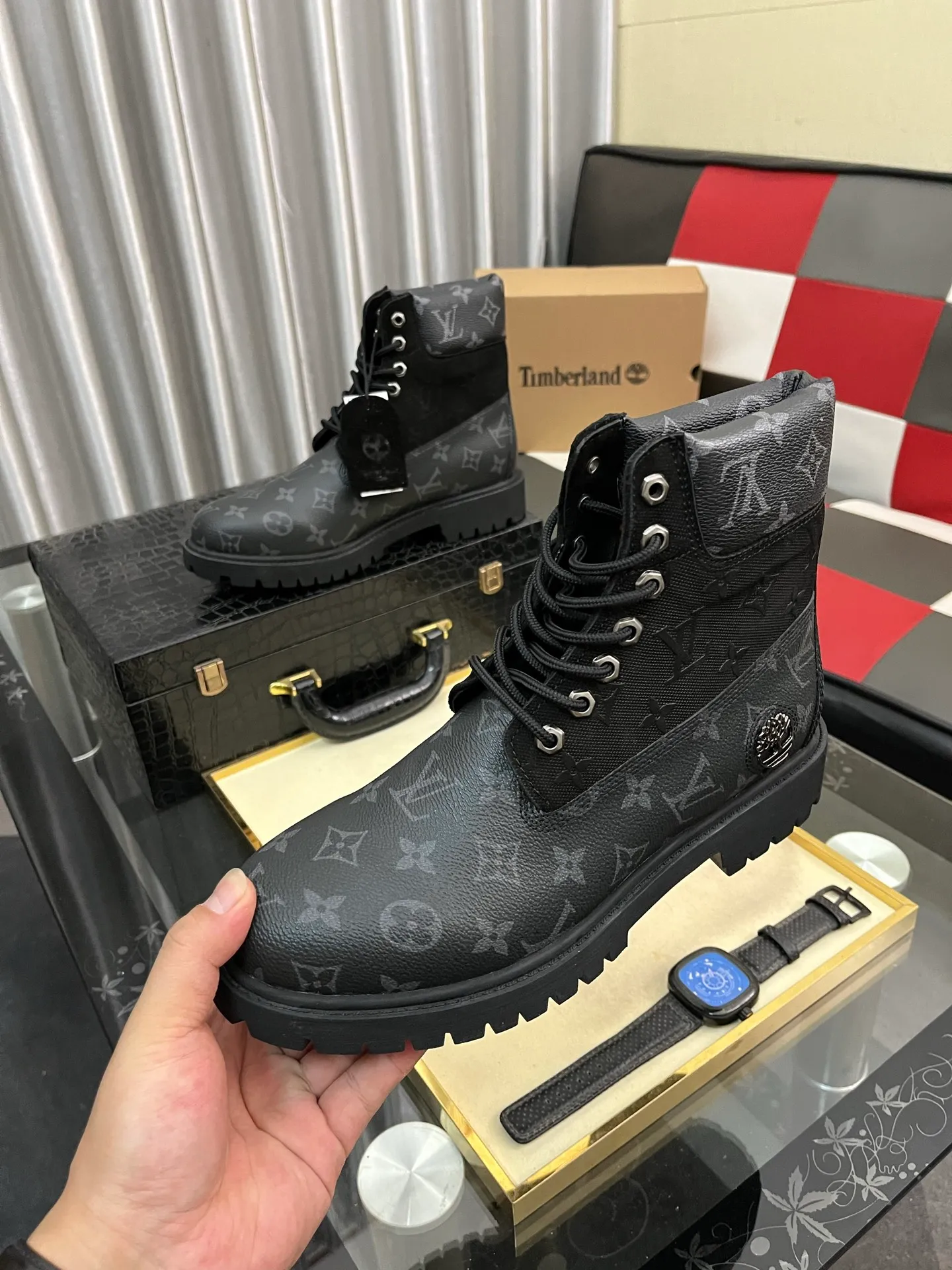 Ex-factory price: 458⌚️⌚️LV x Timberland Timberland joint model Presbyopia Embossed Rhubarb Boots Ankle Boots Short Boots LV x Timberland ankle boots are made of Monogram embossed waterproof nubuck cow leather, relying on the brand's exquisite craftsmanship to carefully reshape the classic Timberland 6-inch boot shape in Italy, with an eye-catching American workwear style. Created by Pharrell Williams 2025 autumn and winter menswear show. Monogram embossed tongue, original Timberland laces and outsole are exquisite details, and the leather label expresses the cooperation logo. Exquisite packaging at the delivery counter🛍📦 ▪️Material: Original customized imported first-layer cowhide ▪️Inner lining: Original customized leather lining/mesh lining ▪️Outsole: Original molded rubber material ▪️Sole thickness: 3.5CM ▪️Size: 38-44